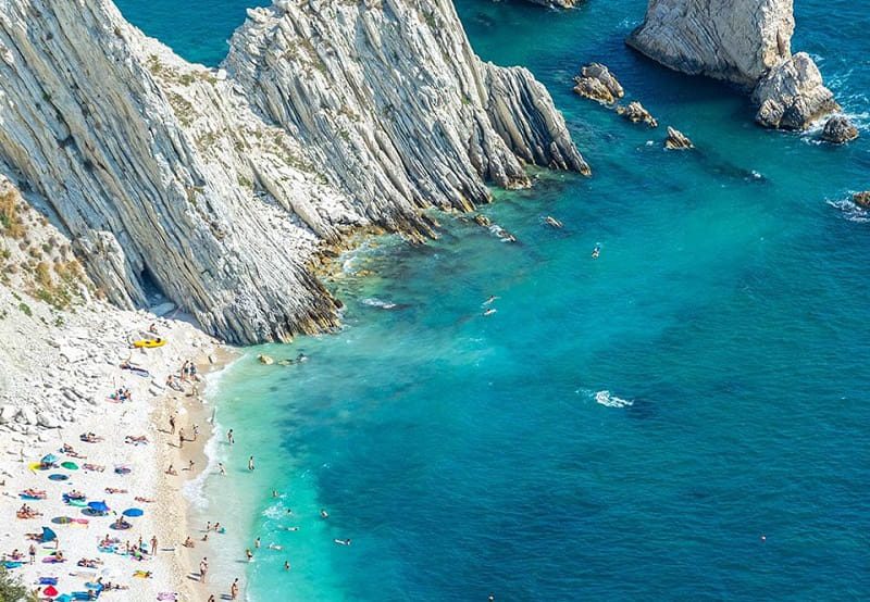 praia italiana de águas azuis