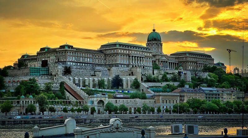 Castelo de Buda iluminado às margens do Rio Danúbio durante a tarde