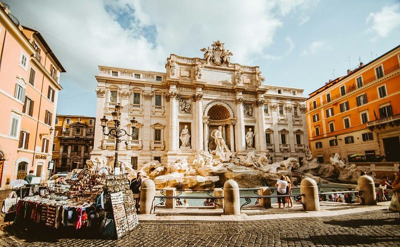 Fontana di Trevi durante o dia em Roma